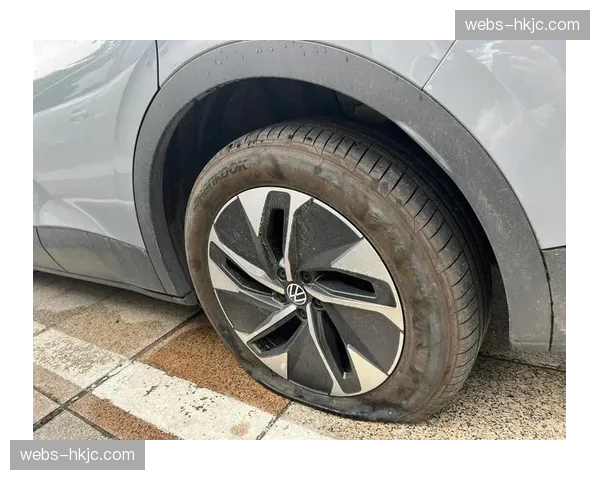 慢镜头回放：一次毫厘之间的轮胎蹭杆如何导致连锁撞车事故